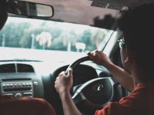 雨上がりの朝、車で大阪へ