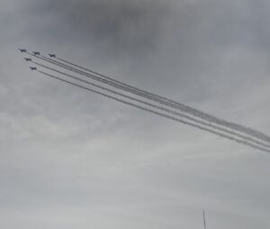 空を見上げる