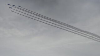 空を見上げる